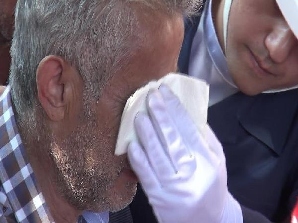 Şehit babasının gözyaşlarını sildi