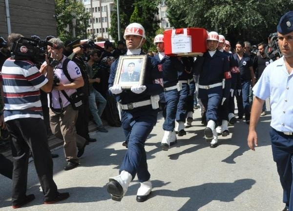 Şehit babasının gözyaşlarını sildi