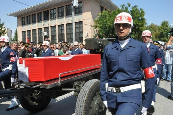 Şehit babasının gözyaşlarını sildi