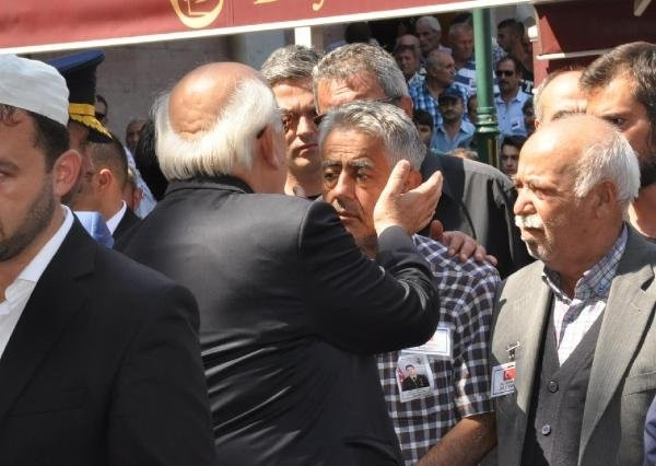 Şehit babasının gözyaşlarını sildi