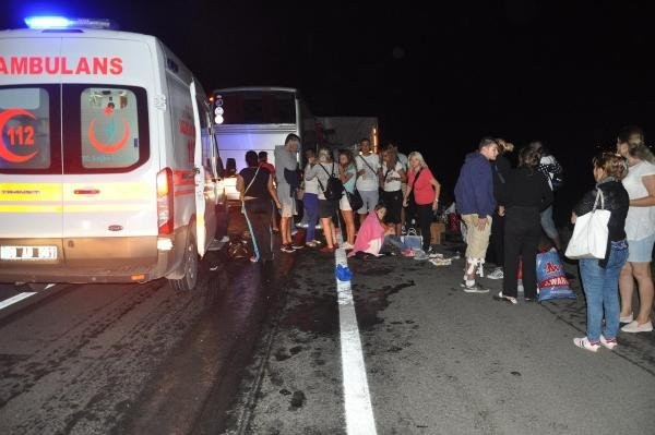 Tur otobüsü TIR'a çarptı: 1 ölü, 38 yaralı
