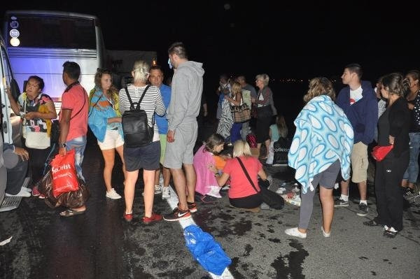 Tur otobüsü TIR'a çarptı: 1 ölü, 38 yaralı