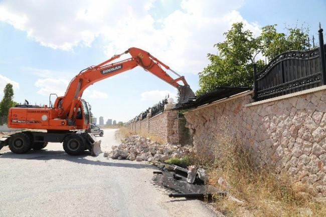 Malikanenin duvarı yıkıldı
