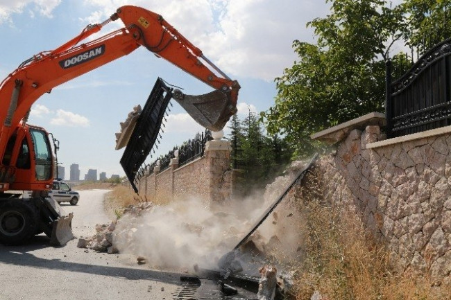 Malikanenin duvarı yıkıldı