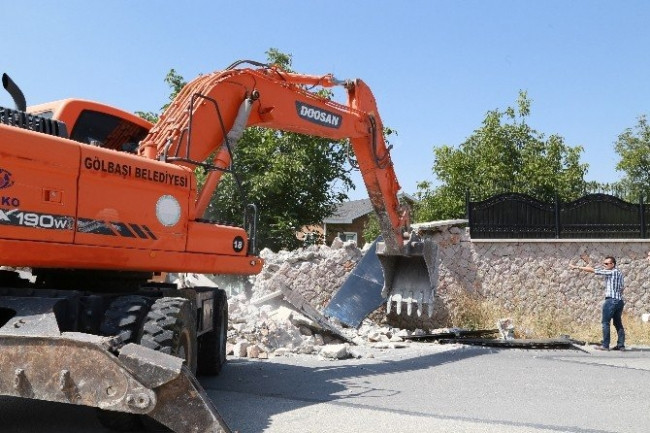 Malikanenin duvarı yıkıldı