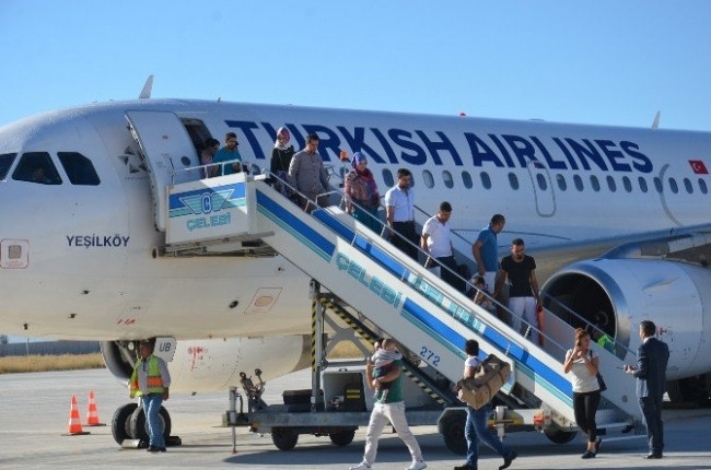 Yüksekova'ya 13 ay sonra ilk yolcu uçağı indi