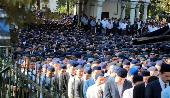Süleymancılar cenazeye mavi takkeyle geldi