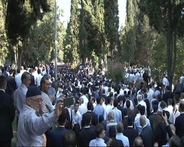 Süleymancılar cenazeye mavi takkeyle geldi