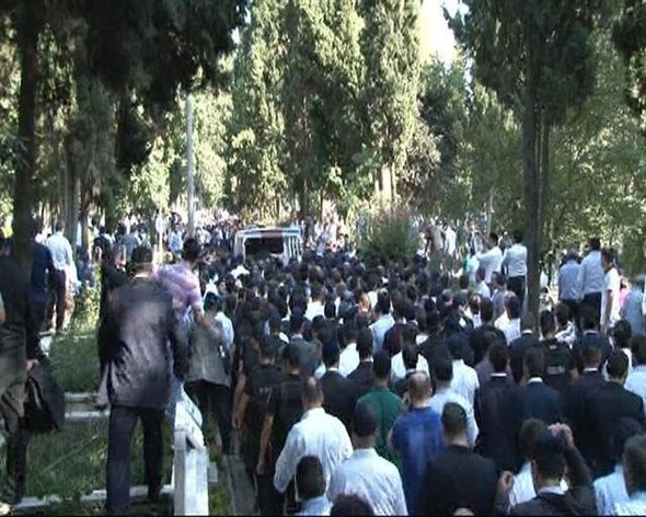 Süleymancılar cenazeye mavi takkeyle geldi