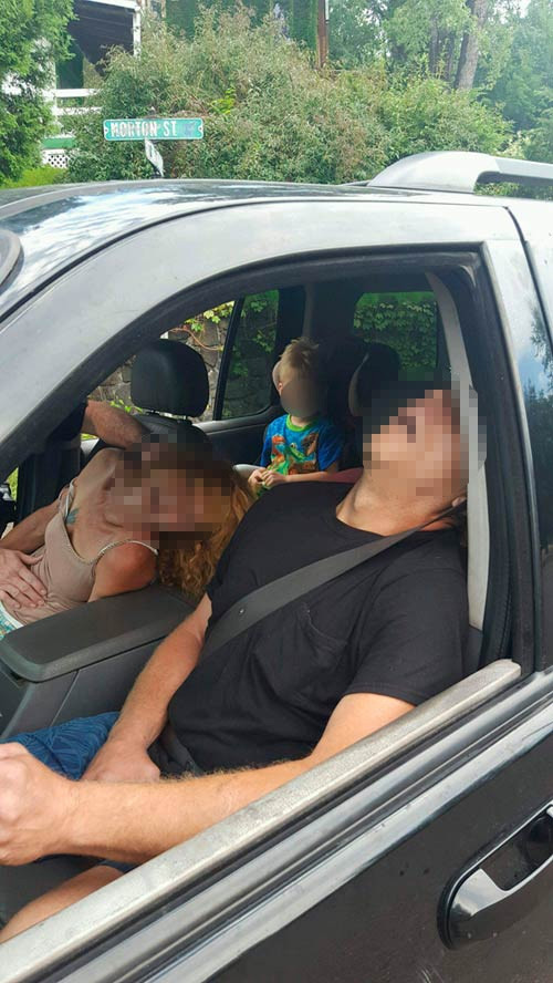 Polis arabanın içindeki aileyi görünce şok oldu