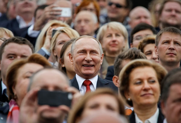 Rus lider güzel kızlar tarafından kuşatıldı