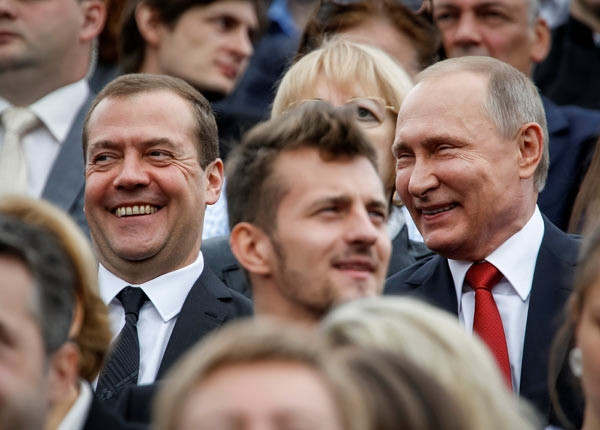 Rus lider güzel kızlar tarafından kuşatıldı