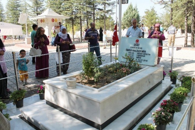 Şehit Ömer Halisdemir’in mezarına ziyaretçi akını