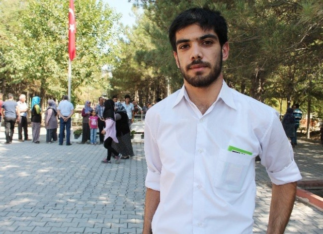 Şehit Ömer Halisdemir’in mezarına ziyaretçi akını