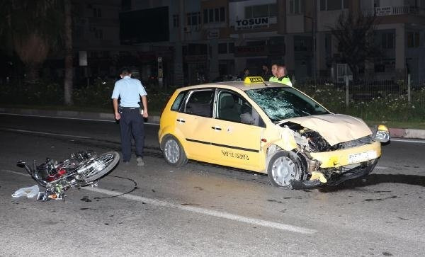 Motosikletle taksi çarpıştı !