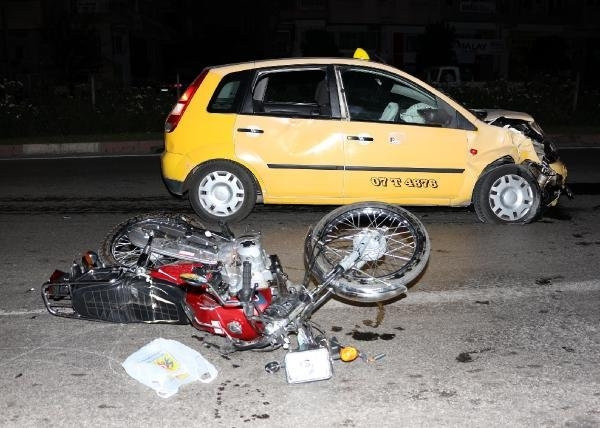 Motosikletle taksi çarpıştı !