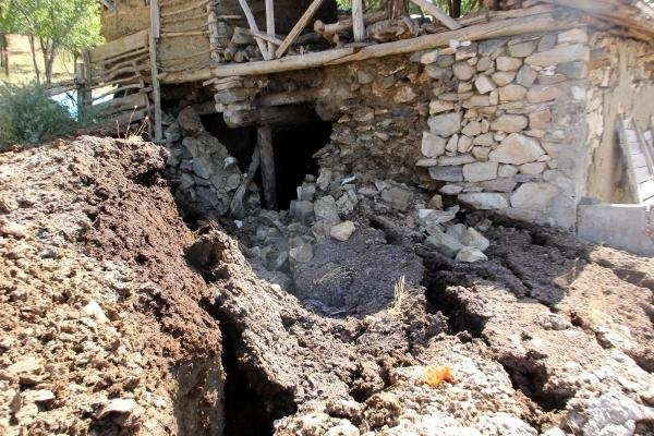 Heyelan ardından derin çukurlar oluştu