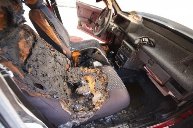 Cep telefonu otomobilin içinde bomba gibi patladı