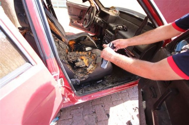 Cep telefonu otomobilin içinde bomba gibi patladı