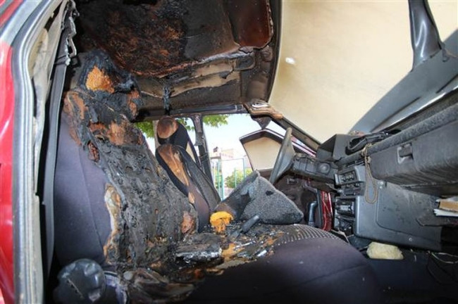 Cep telefonu otomobilin içinde bomba gibi patladı