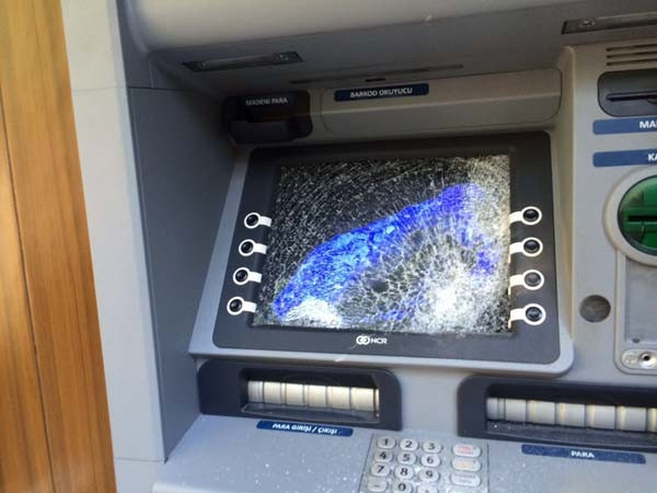 Dolandırıldı hırsını ATM'den aldı !