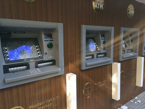 Dolandırıldı hırsını ATM'den aldı !