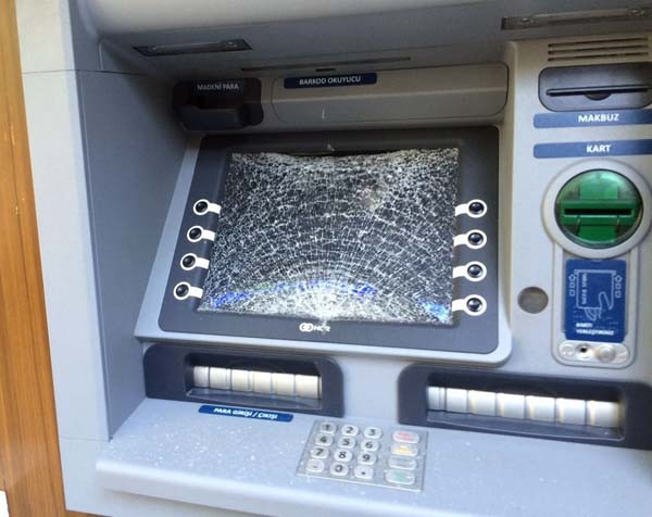 Dolandırıldı hırsını ATM'den aldı !