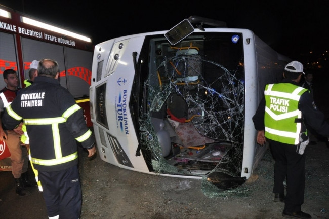 Düğüne giden midibüs devrildi: 15 yaralı