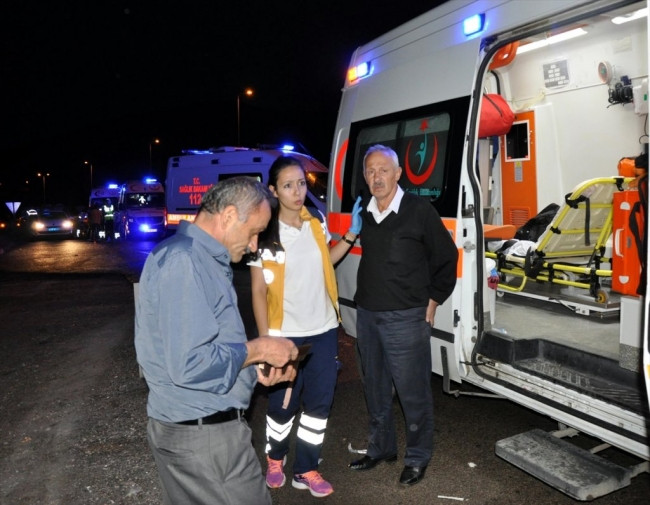 Düğüne giden midibüs devrildi: 15 yaralı