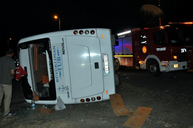 Düğüne giden midibüs devrildi: 15 yaralı