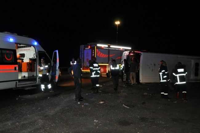 Düğüne giden midibüs devrildi: 15 yaralı