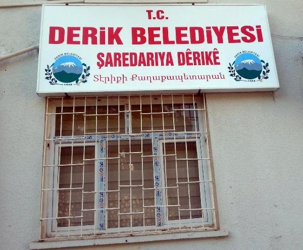 Derik Belediyesi'nin tabelası yeniden asıldı