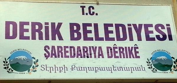 Derik Belediyesi'nin tabelası yeniden asıldı