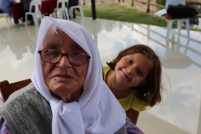 Torununun torununu kucağına aldı