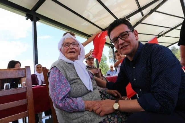 Torununun torununu kucağına aldı