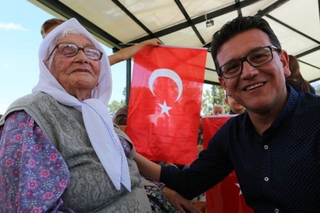 Torununun torununu kucağına aldı