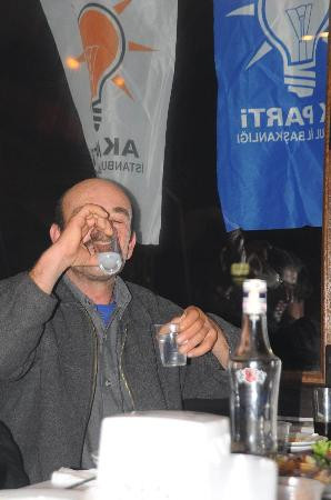 Rakılı biralı AKP yemeği