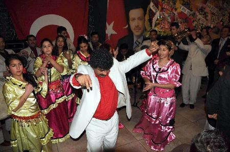 Rakılı biralı AKP yemeği