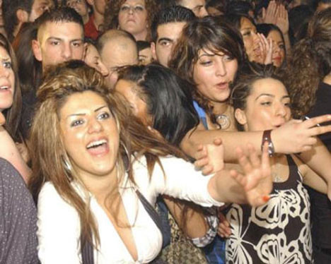 Alişan için birbirini ısırdılar