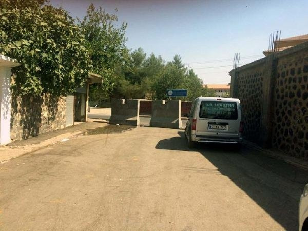 Taş bariyerlerin arkasında eğitim