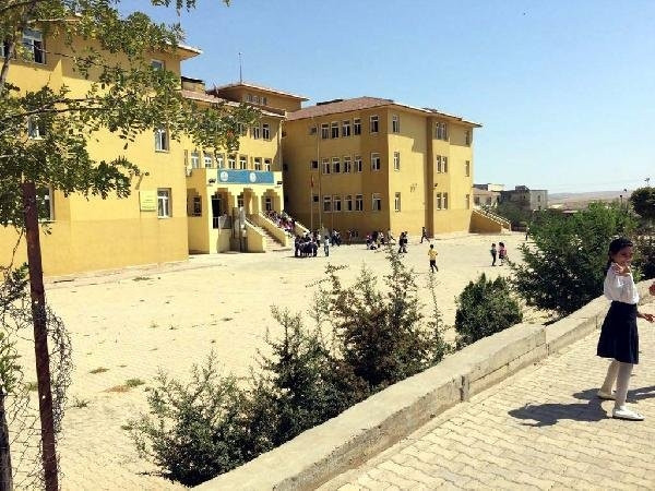 Taş bariyerlerin arkasında eğitim