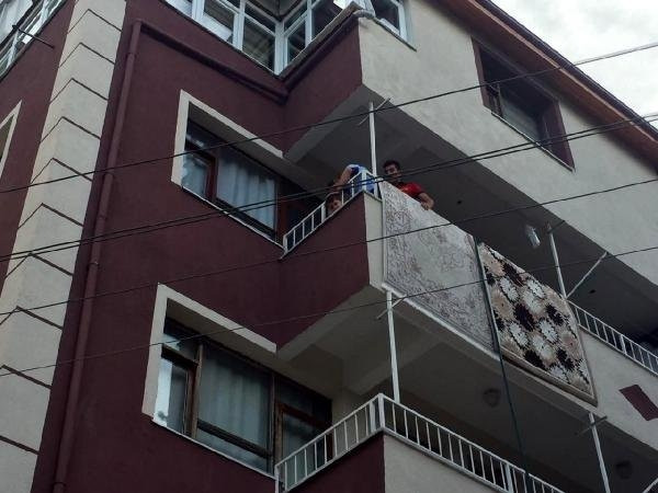 Başı demire sıkıştı itfaiye kurtardı !