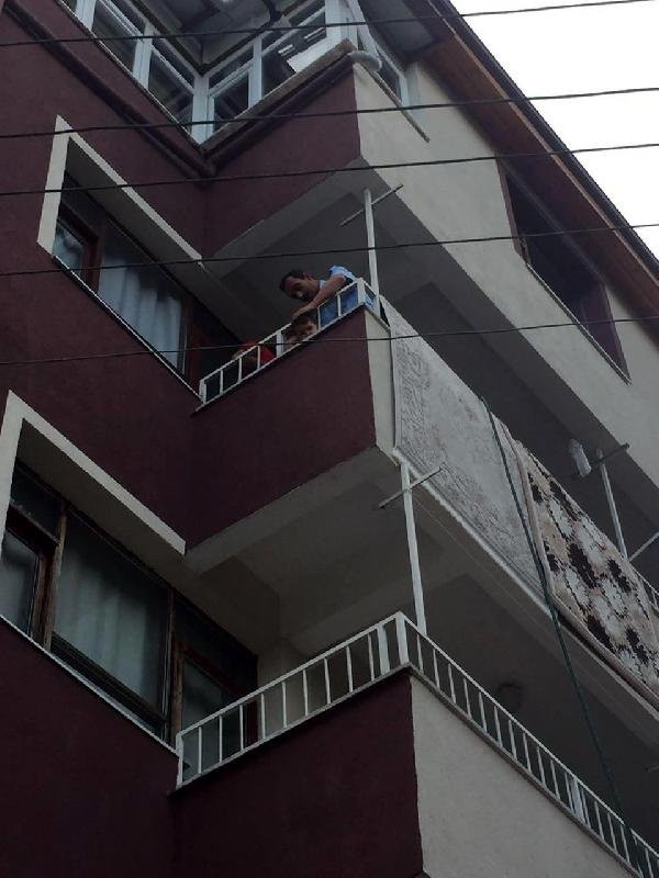 Başı demire sıkıştı itfaiye kurtardı !
