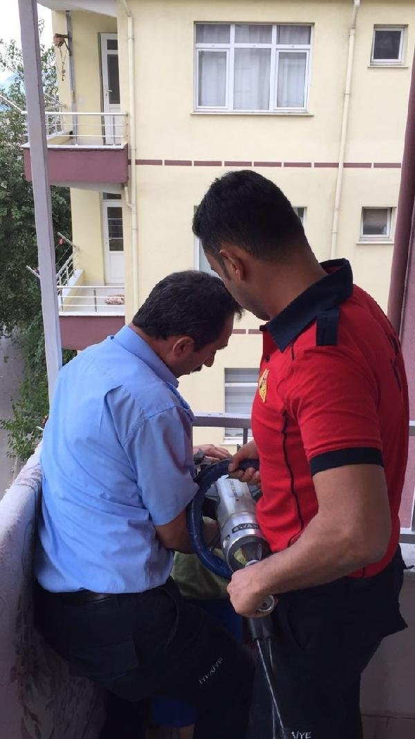 Başı demire sıkıştı itfaiye kurtardı !