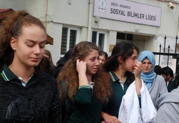 Ağlayarak okullarından ayrıldılar