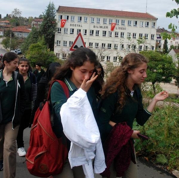 Ağlayarak okullarından ayrıldılar