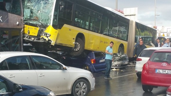 İstanbul'da metrobüs kazası: 11 yaralı