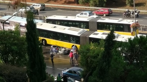 İstanbul'da metrobüs kazası: 11 yaralı