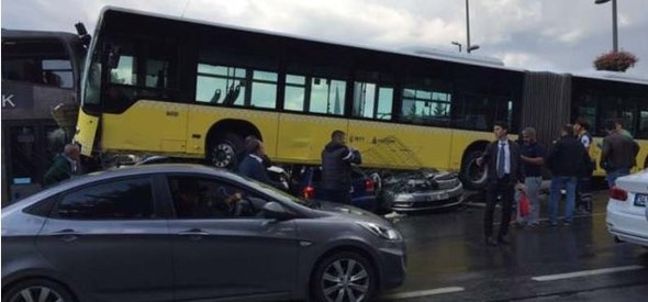 İstanbul'da metrobüs kazası: 11 yaralı