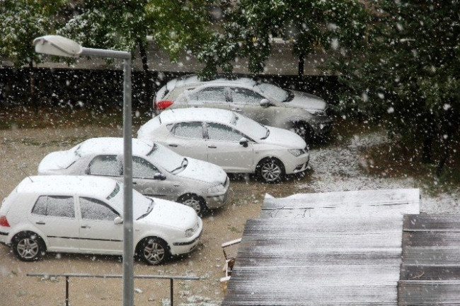 Erzurum kent merkezine mevsimin ilk karı yağdı